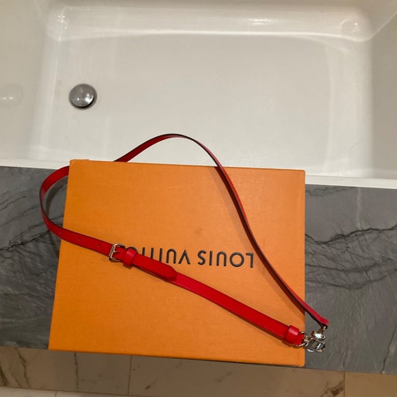 EUC Louis Vuitton Alma PM Epi leather “Cocquelicot” with crossbody strap red - Picture 13 of 16